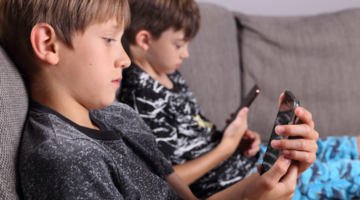 Foto (kleur) kinderen kijkend op beeldschermen