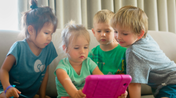 Foto (kleur) kinderen achter tablet