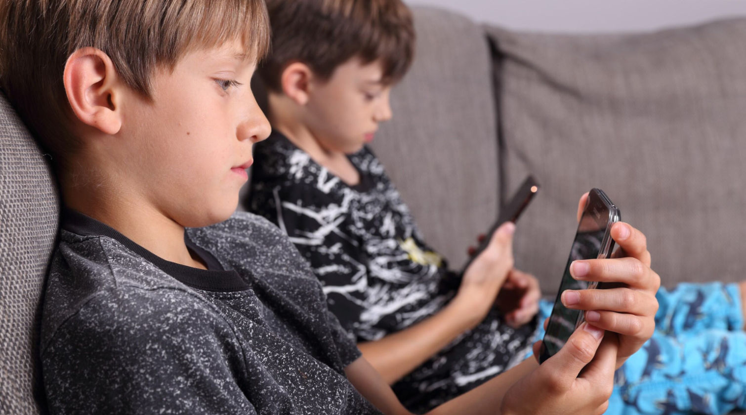 Foto (kleur) kinderen kijkend op beeldschermen